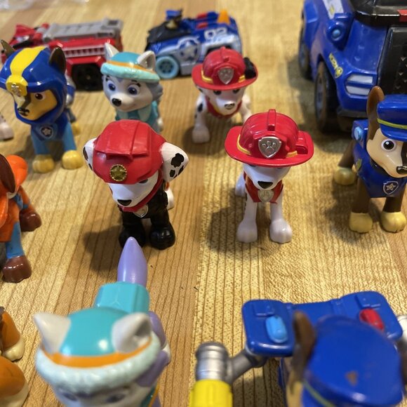 HUGE LOT 25 PAW PATROL VEHICLES and FIGURES Lot. - Picture 7 of 16